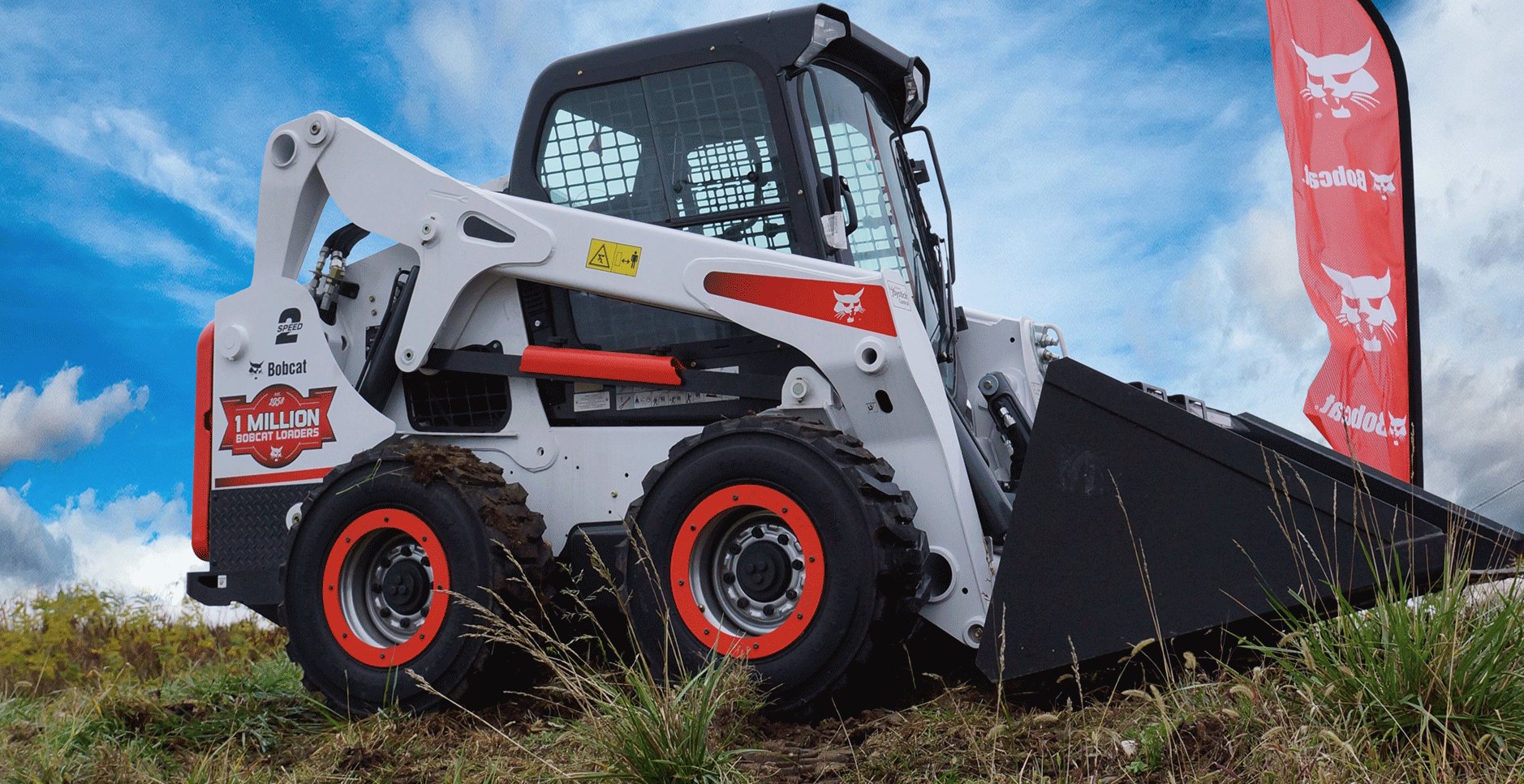 Мини-погрузчик Bobcat S-серии с ковшом на площадке